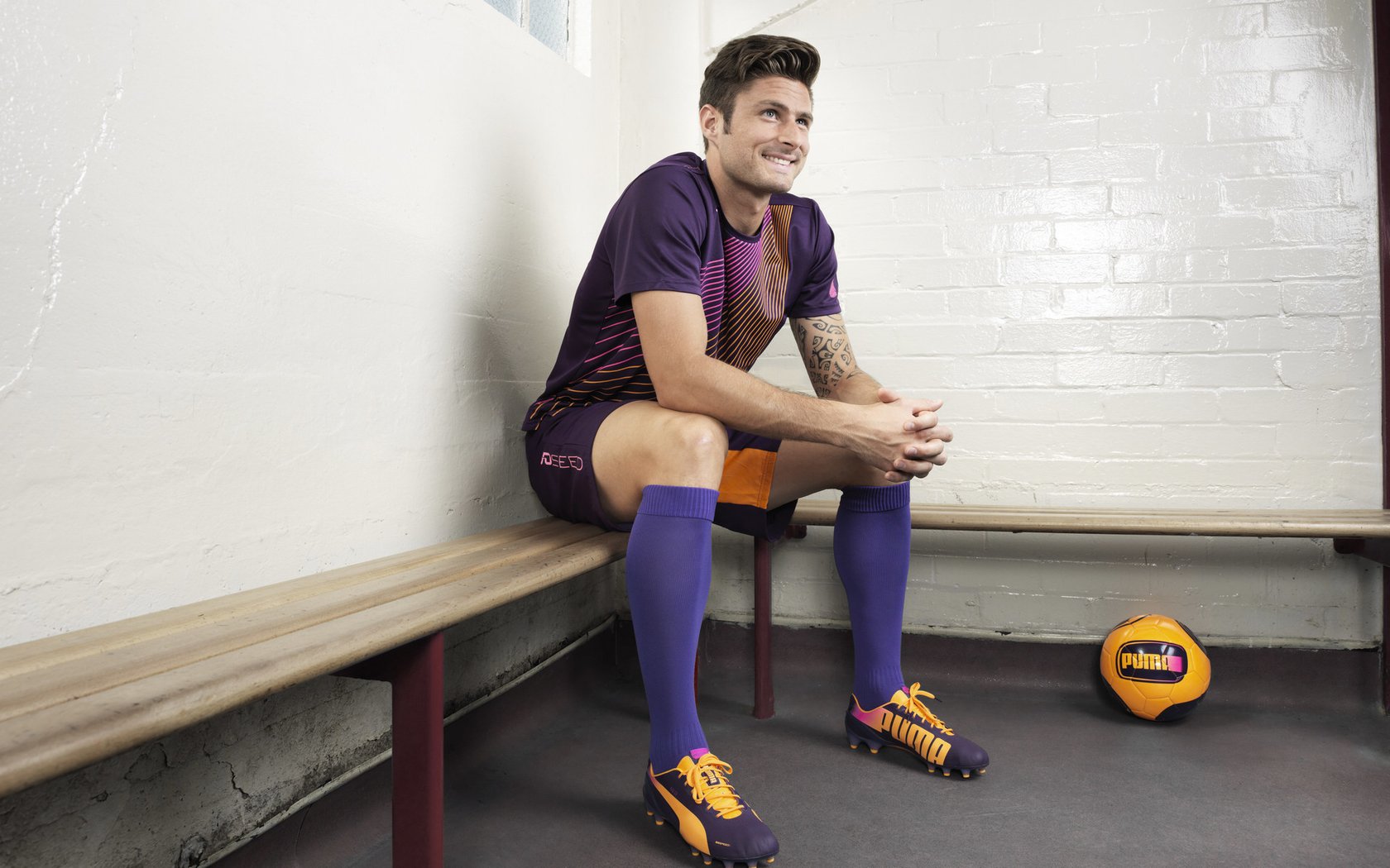 《电竞选手的日常：训练基地揭秘》，电竞选手训练营